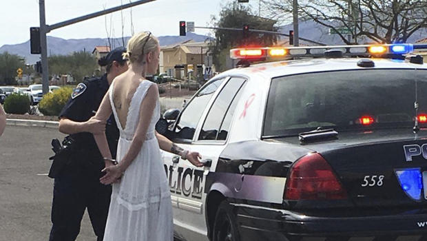 الشرطة الأمريكية تلقي القبض على عروس عقب ارتطام سيارتها في الطريق إلى زفافها 8