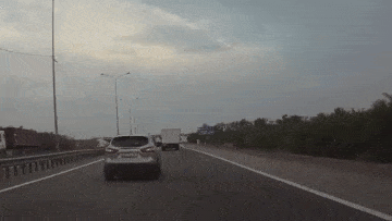 “بالفيديو” شاهد اصطدام عنيف بين سيارة نيسان وشاحنة على إحدى الطرق السريعة