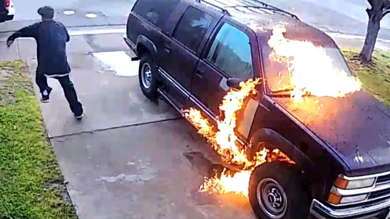 "بالفيديو" شاهد قيام شاب بحرق سيارة واقفة ثم يلوذ بالفرار في أمريكا 1