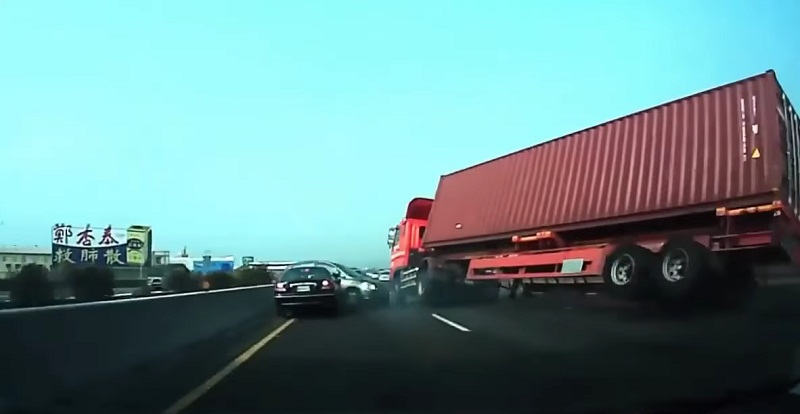 “بالفيديو” شاهد حادث شاحنة بسبب انفجار إطار سيارة أمامها على طريق في الصين
