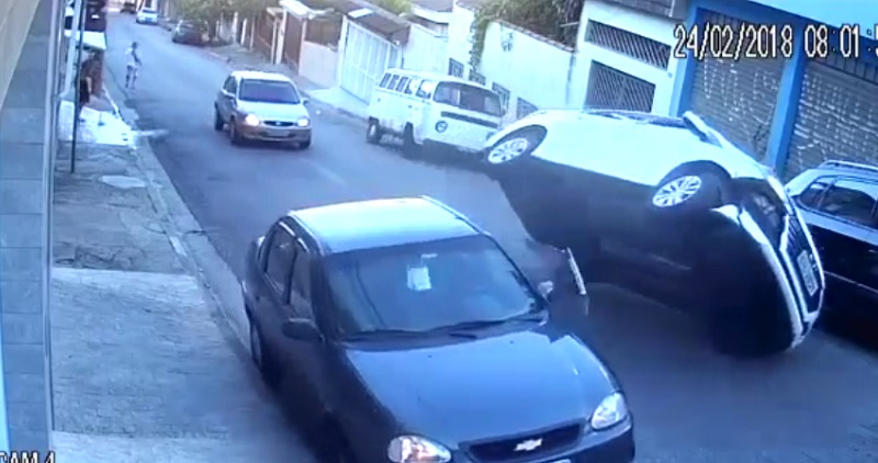 "بالفيديو" شاهد لحظة وقوع حادث تصادم غريب على احدى الطرق في البرازيل 3