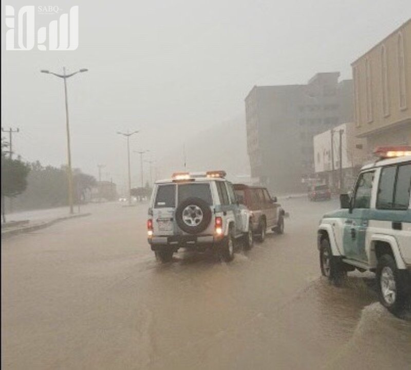 "بالصور" أمطار غزيرة تجرف السيارات وتسيّل الأودية في محافظة بلقرن 1