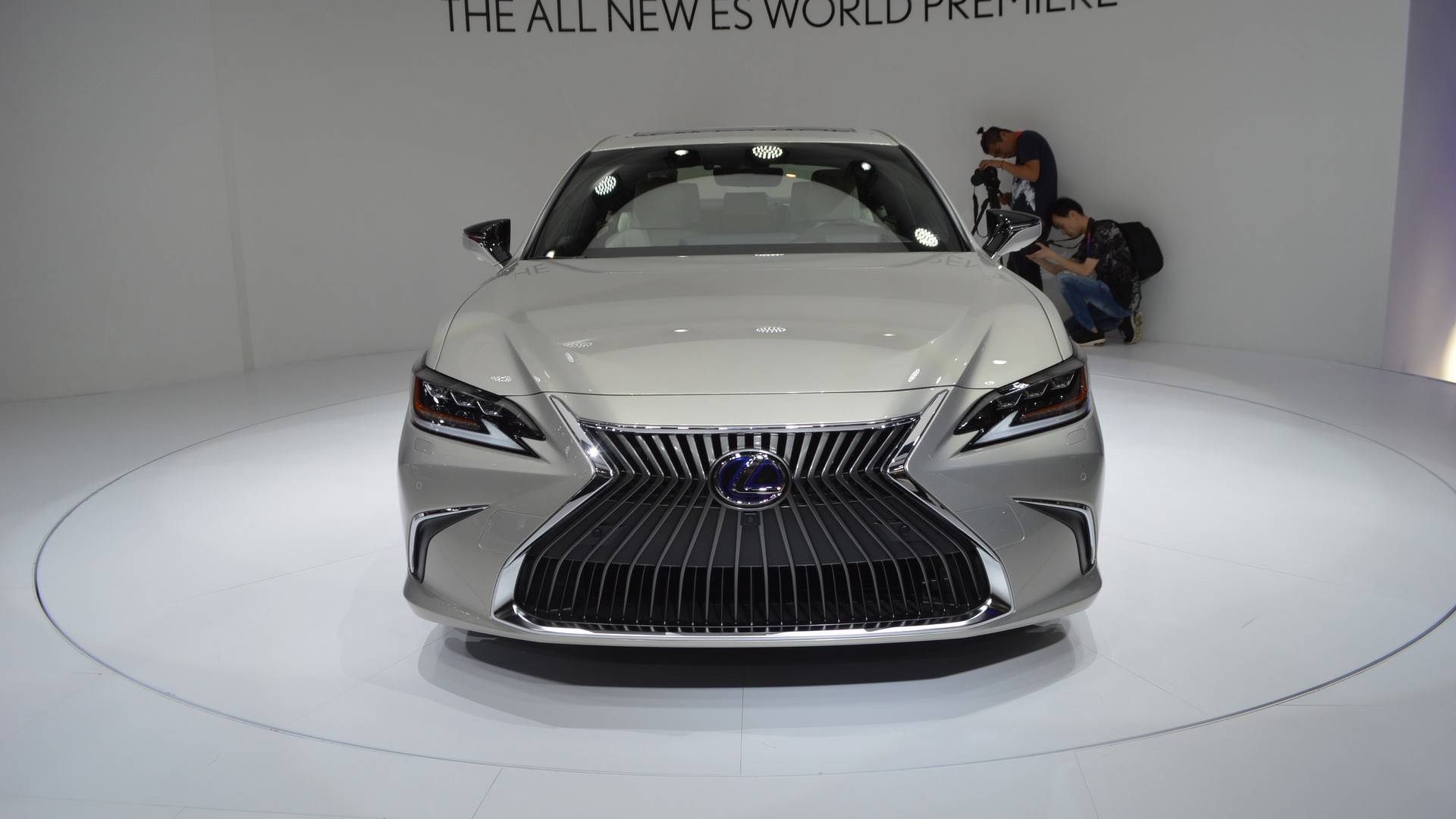 لكزس اي اس 2019 الشكل الجديد الجيل السابع تدشن نفسها رسمياً Lexus ES 3
