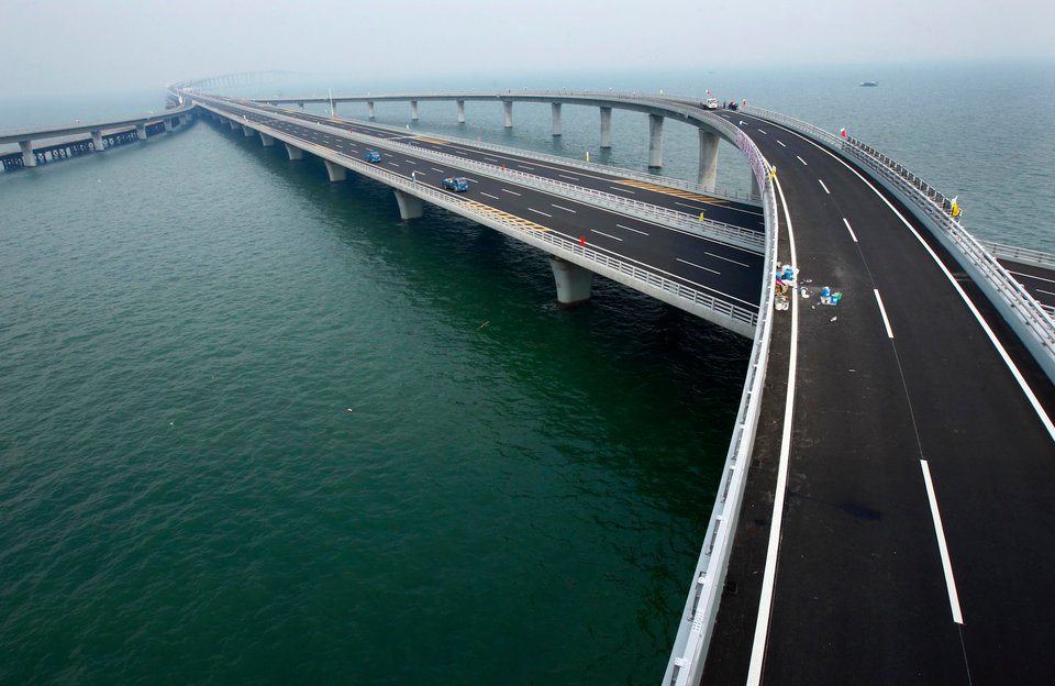 “بالصور” نظرة على جسر الصين الأطول بالعالم والذي كلف بناؤه 56 مليار ريال