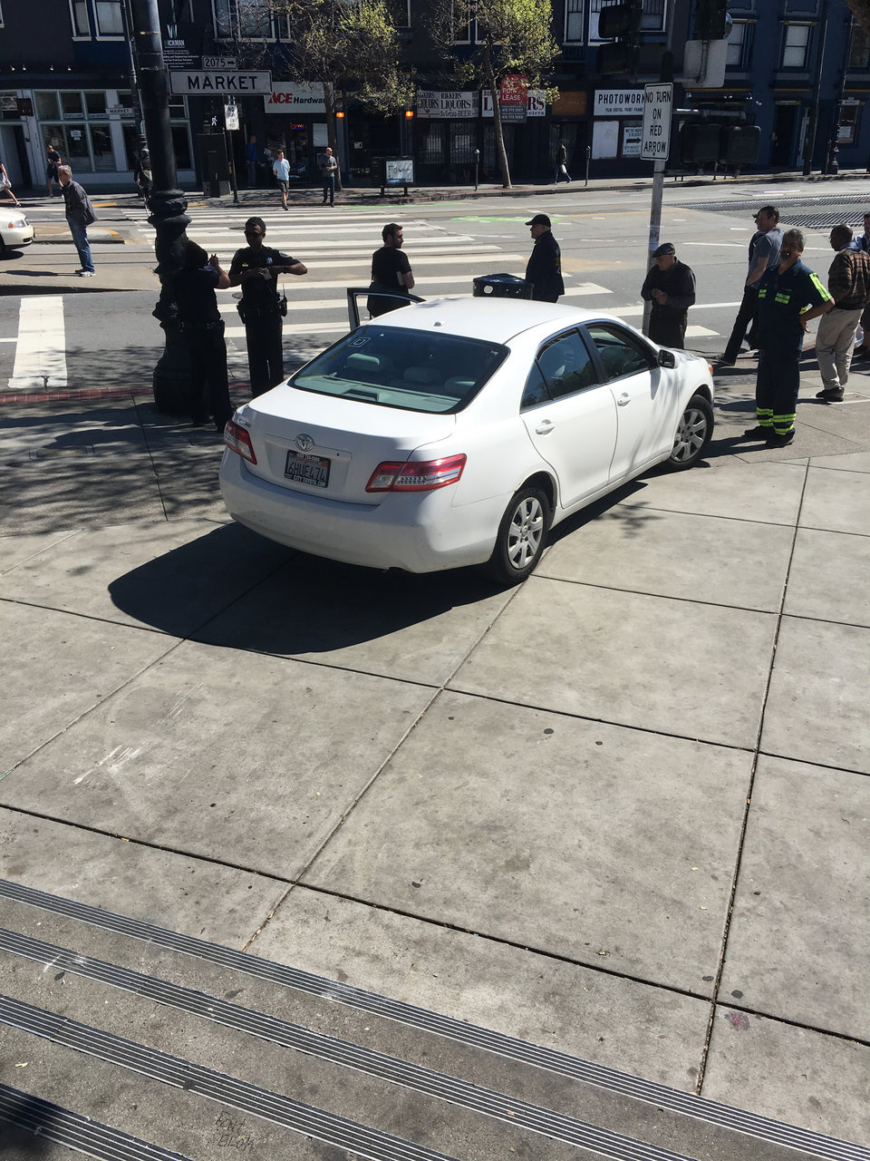 "بالصور" سائق أوبر ينتهي الحال بسيارته على السلالم بعد اتباعه خرائط جوجل 2