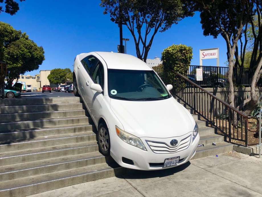 “بالصور” سائق أوبر ينتهي الحال بسيارته على السلالم بعد اتباعه خرائط جوجل