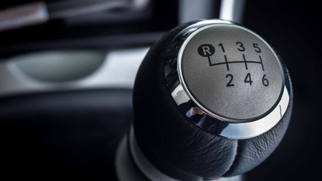 هل من الآمن تخطي السرعات في السيارات ذات ناقل الحركة اليدوي؟