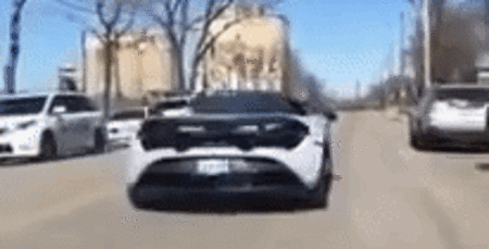 “بالفيديو” مراهق يصدم سيارة أخته مكلارين 720S بأودي R8