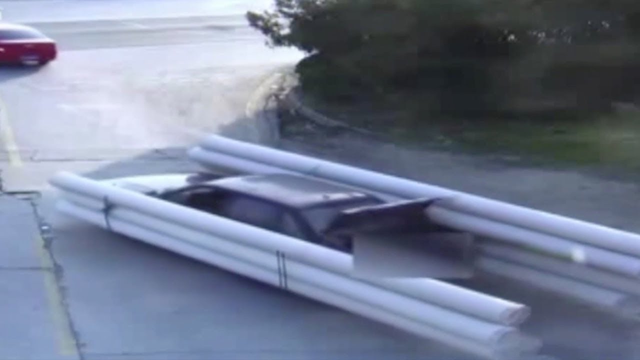 “بالفيديو” رجل يستخدم سيارته فولكس فاجن لنقل 9 أنابيب ضخمة