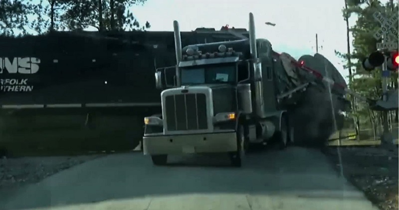 "بالفيديو" شاهد قطار يصطدم بشاحنة علقت على السكة في ولاية جورجيا الأمريكية 3