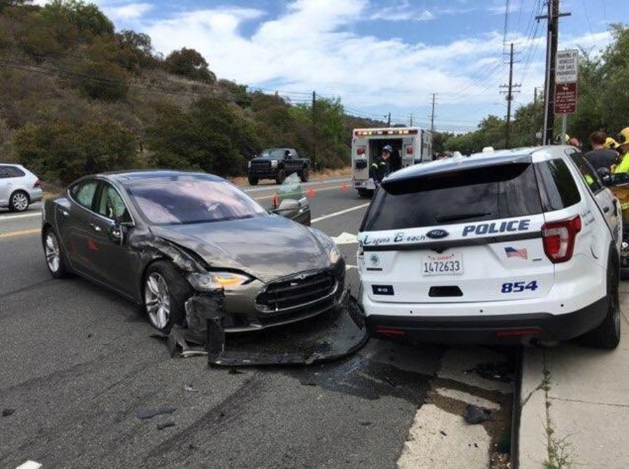 اصطدام تيسلا موديل S بسيارة شرطة أثناء قيادتها نفسها ذاتيا 11