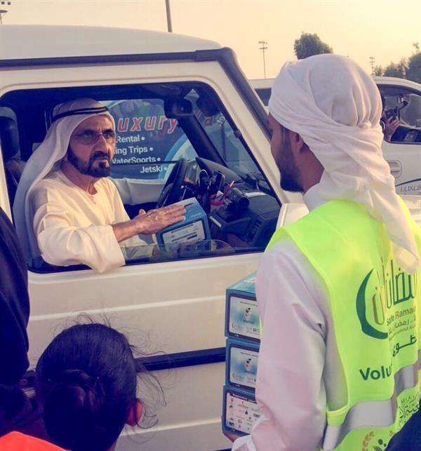 حاكم دبي يشارك المتطوعين توزيع وجبات الإفطار أثناء استقلاله مرسيدس G63 AMG 1