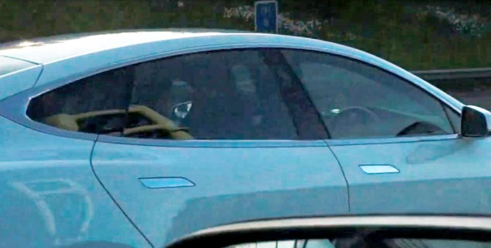 القضاء البريطاني يحكم على سائق تيسلا ترك مقعده أثناء قيادة السيارة نفسها ذاتيا 5