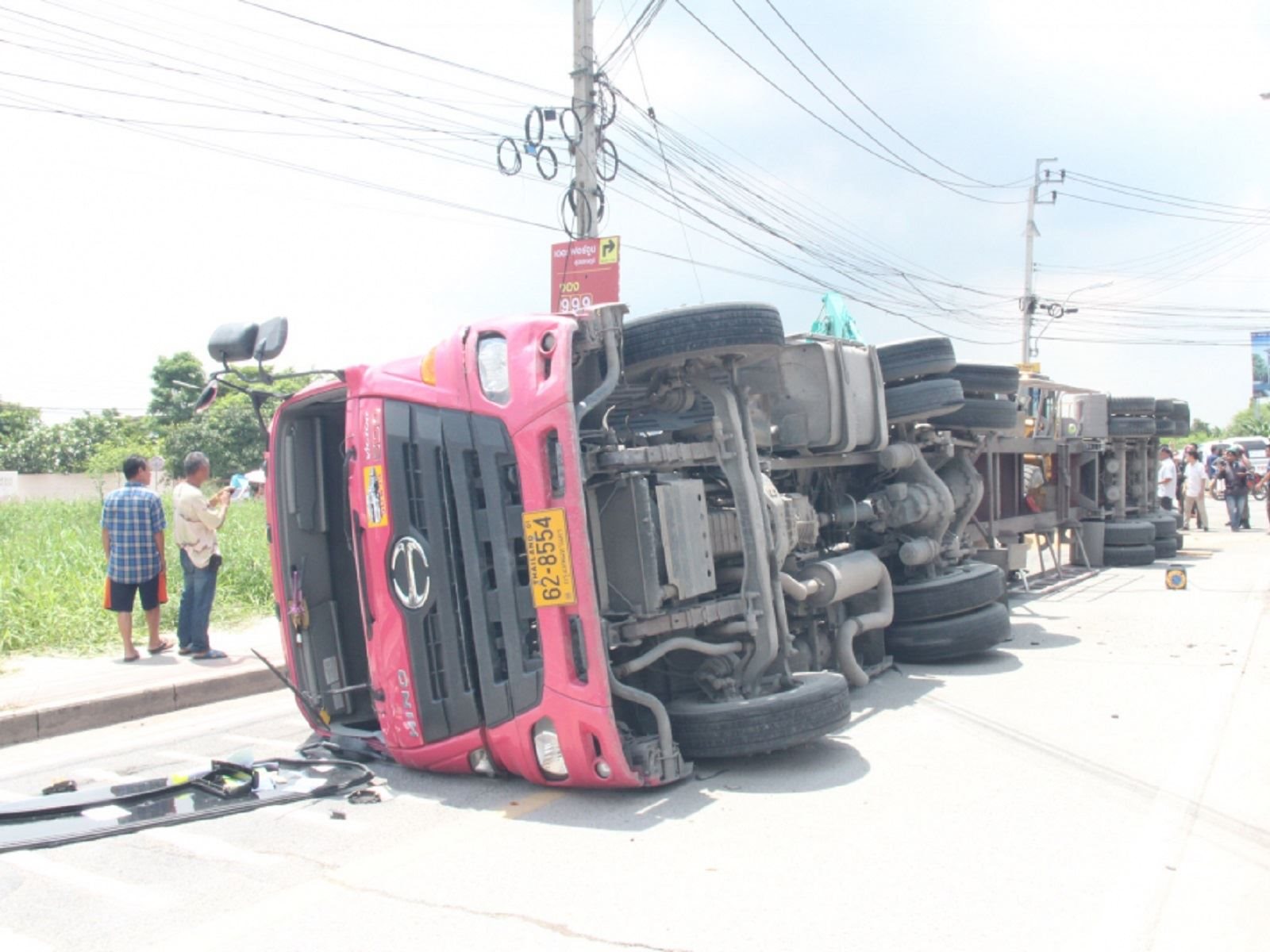 شاحنة تحمل 46 طن فول صويا تدمر سيارة تويوتا في حادثة عنيفة 18