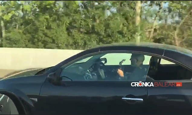 "بالفيديو" شاهد سائق يعزف الجيتار أثناء قيادة السيارة 1