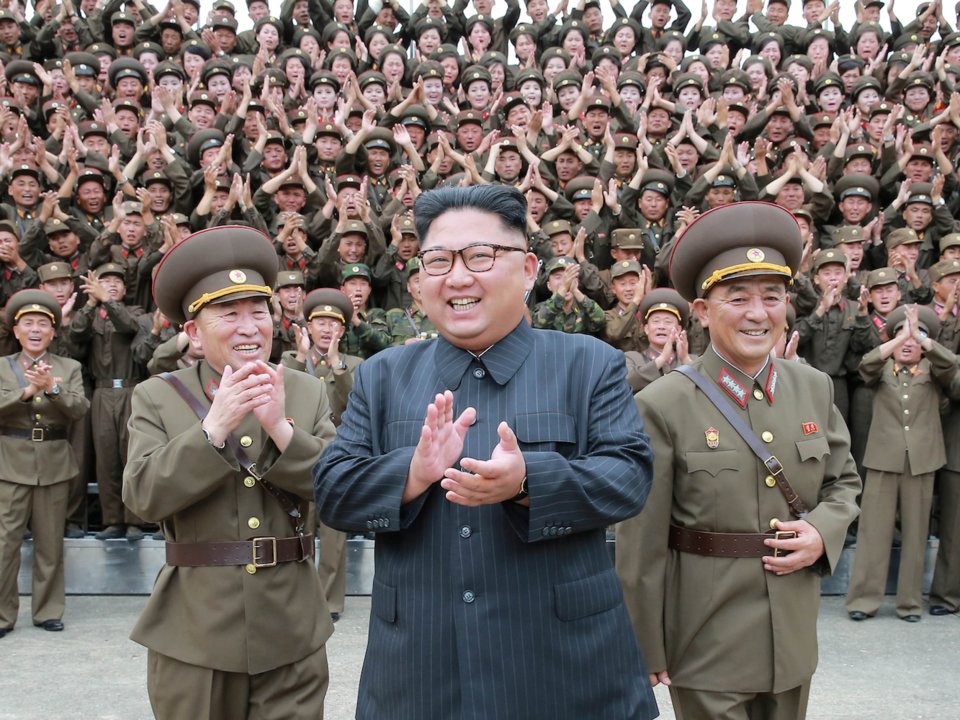 "بالصور" 6 عادات غريبة لزعيم كوريا الشمالية أثناء السفر إحداها مرحاض بسيارته 1