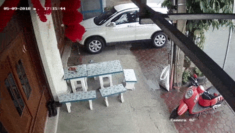 “بالفيديو” سائق سيارة SUV يفقد السيطرة ويصطدم بمبنى