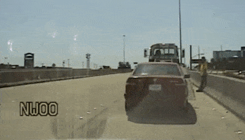 “بالفيديو” رجل شرطة ينجو بأعجوبة بعد إصطدام SUV مسرعة به