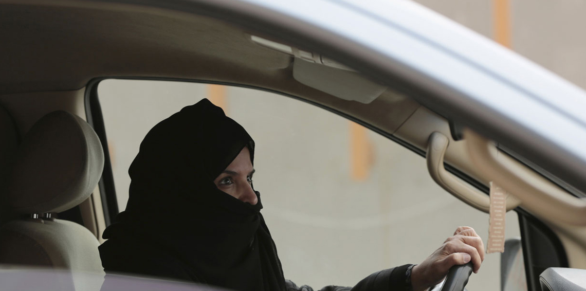 المملكة تبدأ إصدار رخص قيادة سيارات الأجرى للنساء .. وأم حسن أولهم