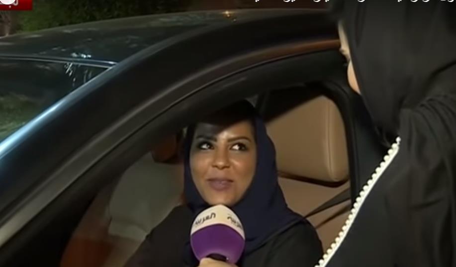لقطات تليفزيونية تكشف سعادة السعوديات بعد السماح لهن بقيادة السيارة 1