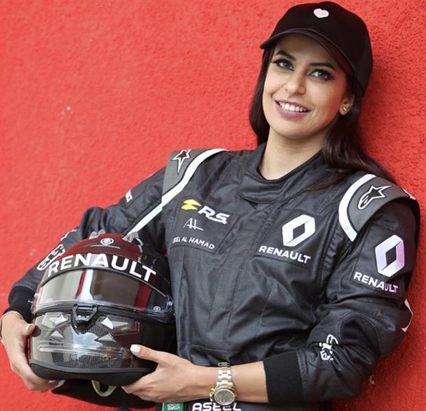"بالفيديو والصور" أول امرأة سعودية تقود سيارة فورمولا 1 في يوم 10/10 9