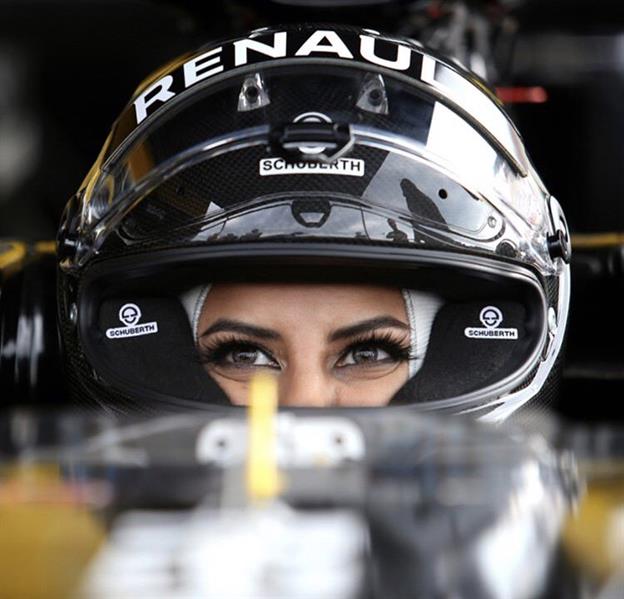 "بالفيديو والصور" أول امرأة سعودية تقود سيارة فورمولا 1 في يوم 10/10 3