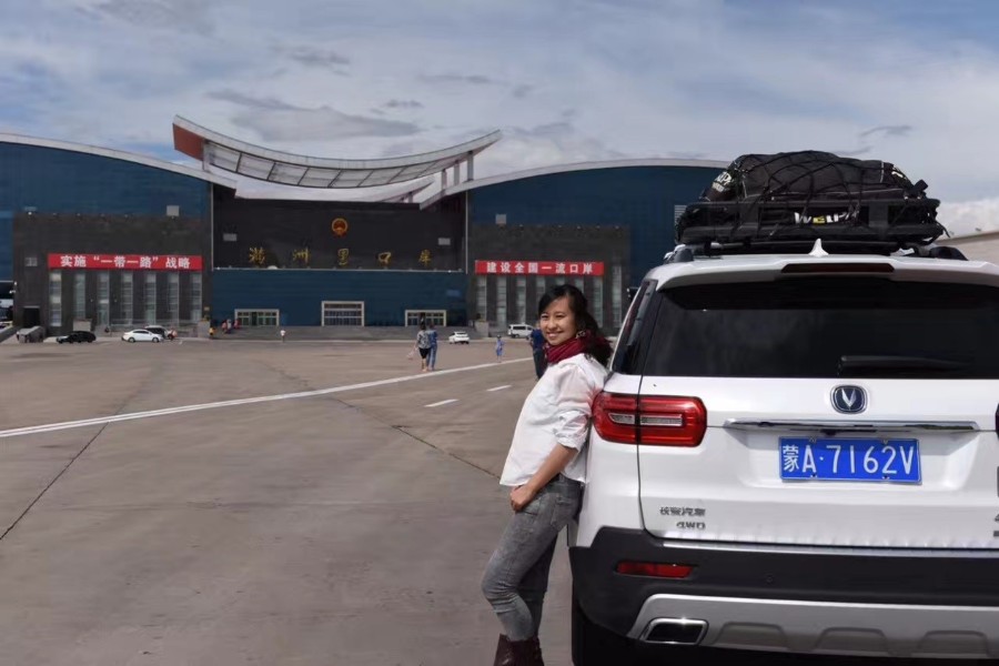 فتاة صينية تزور 45 بلداً براً خلال 315 يوم رفقة سيارة شانجان 37