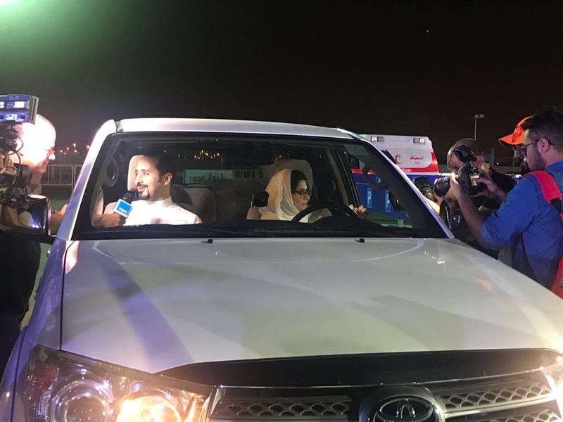 "بالفيديو" الوليد بن طلال يرافق ابنته في أول رحلة لها بقيادة السيارة 7