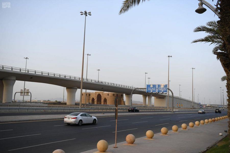 تطوير وإفتتاح شبكة طرق وجسور تربط جدة بمطارها الجديد
