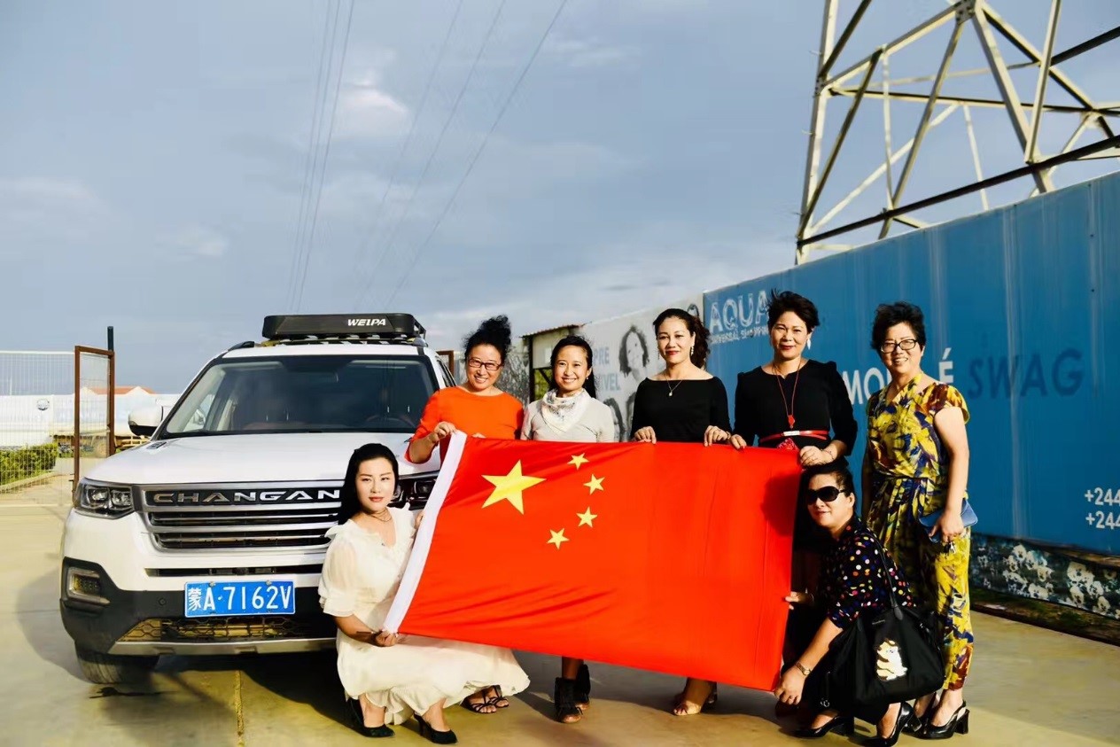 فتاة صينية تزور 45 بلداً براً خلال 315 يوم رفقة سيارة شانجان 43