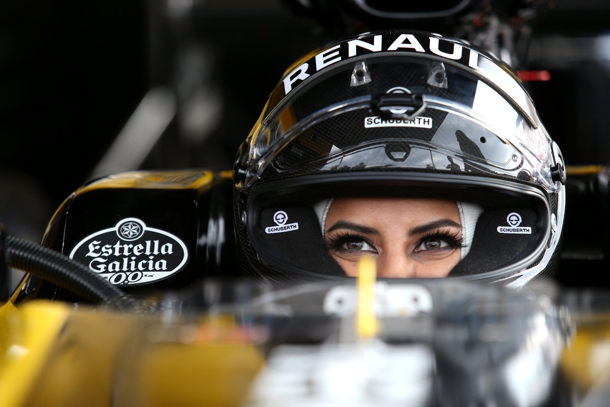 "بالفيديو والصور" أول امرأة سعودية تقود سيارة فورمولا 1 في يوم 10/10 7