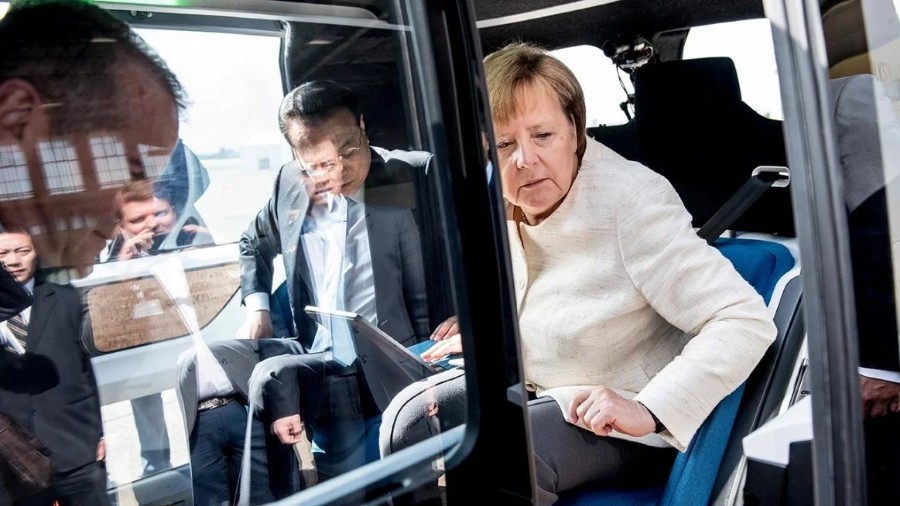 المستشارة الألمانية ورئيس الحكومة الصينية يجربان سيارة ذاتية القيادة وهذا رأيهما فيها 1
