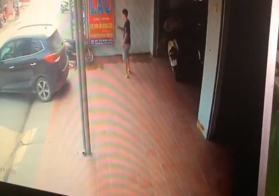 “بالفيديو” امرأة تصدم شاب يساعدها على ركن سيارتها!