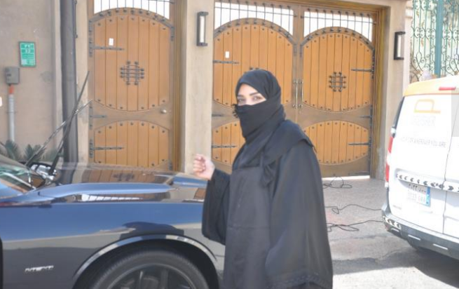 “بالصور” مواطنة لديها مشروع خاص بتلميع السيارات وتديرها سعوديات