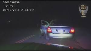 "بالفيديو" جر ضابط شرطة على اﻷرض بعد إمساكه بسيارة أحد الهاربين 1