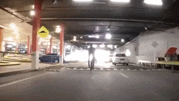 “بالفيديو” سائق أودي Q7 يصطدم برجل ليسقطه من على دراجته