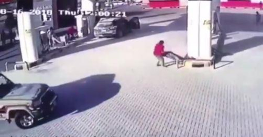 "بالفيديو" شاب ينقذ بسيارته "الشاص" محطة وقود بالرياض من الإحتراق 1