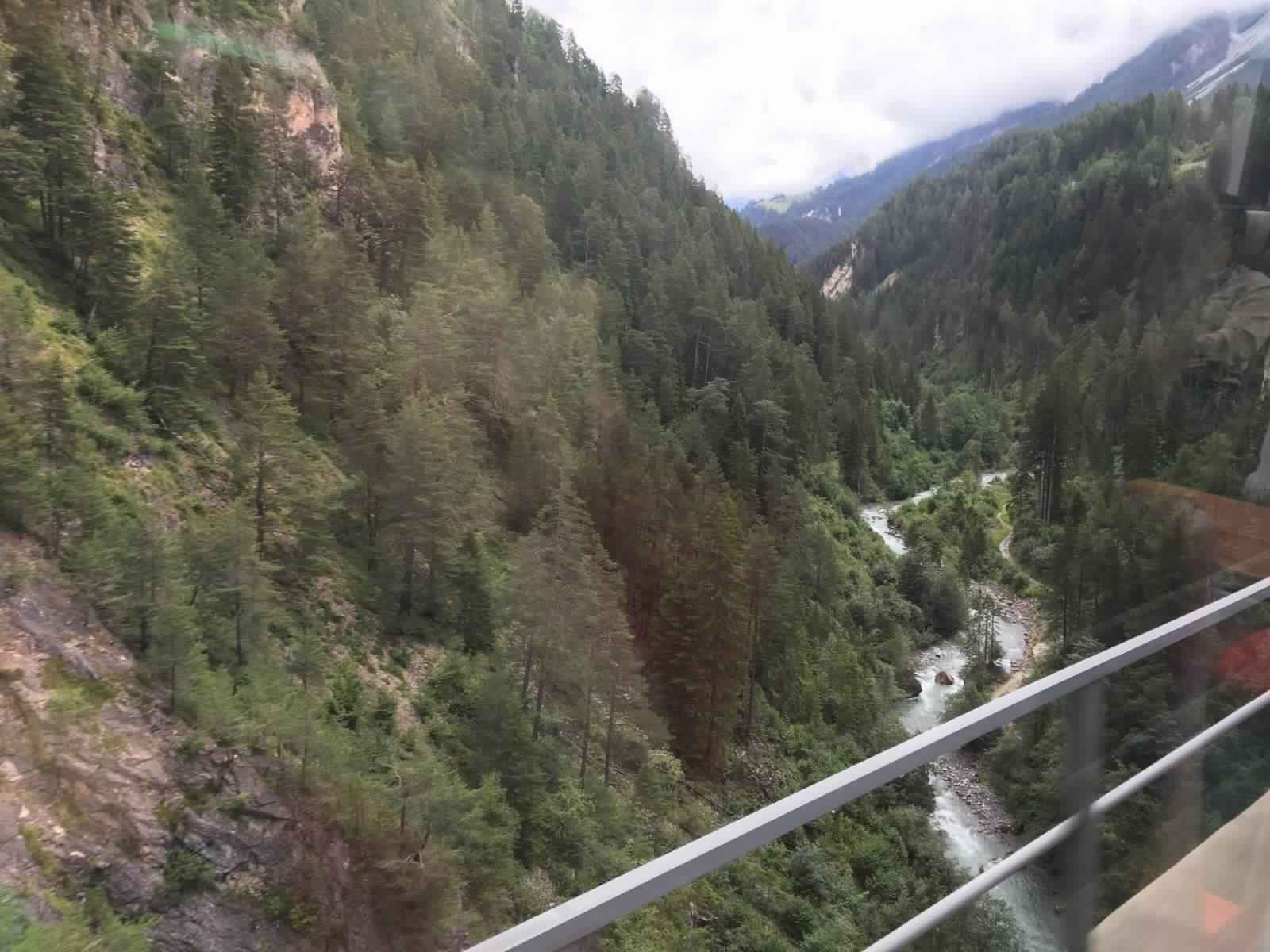 "بالصور" جولة مع قطار جلاسير إكسبريس عبر جبال اﻷلب السويسرية 7