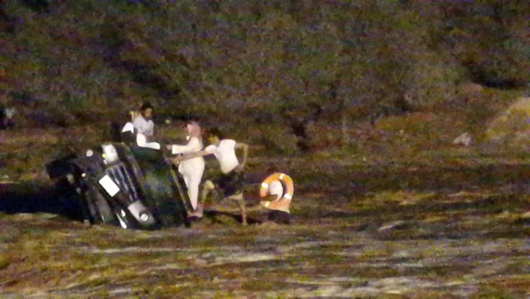 “بالفيديو والصور ” الدفاع المدني يُنقذ شخصين من سيارة جرفتها السيول بجازان