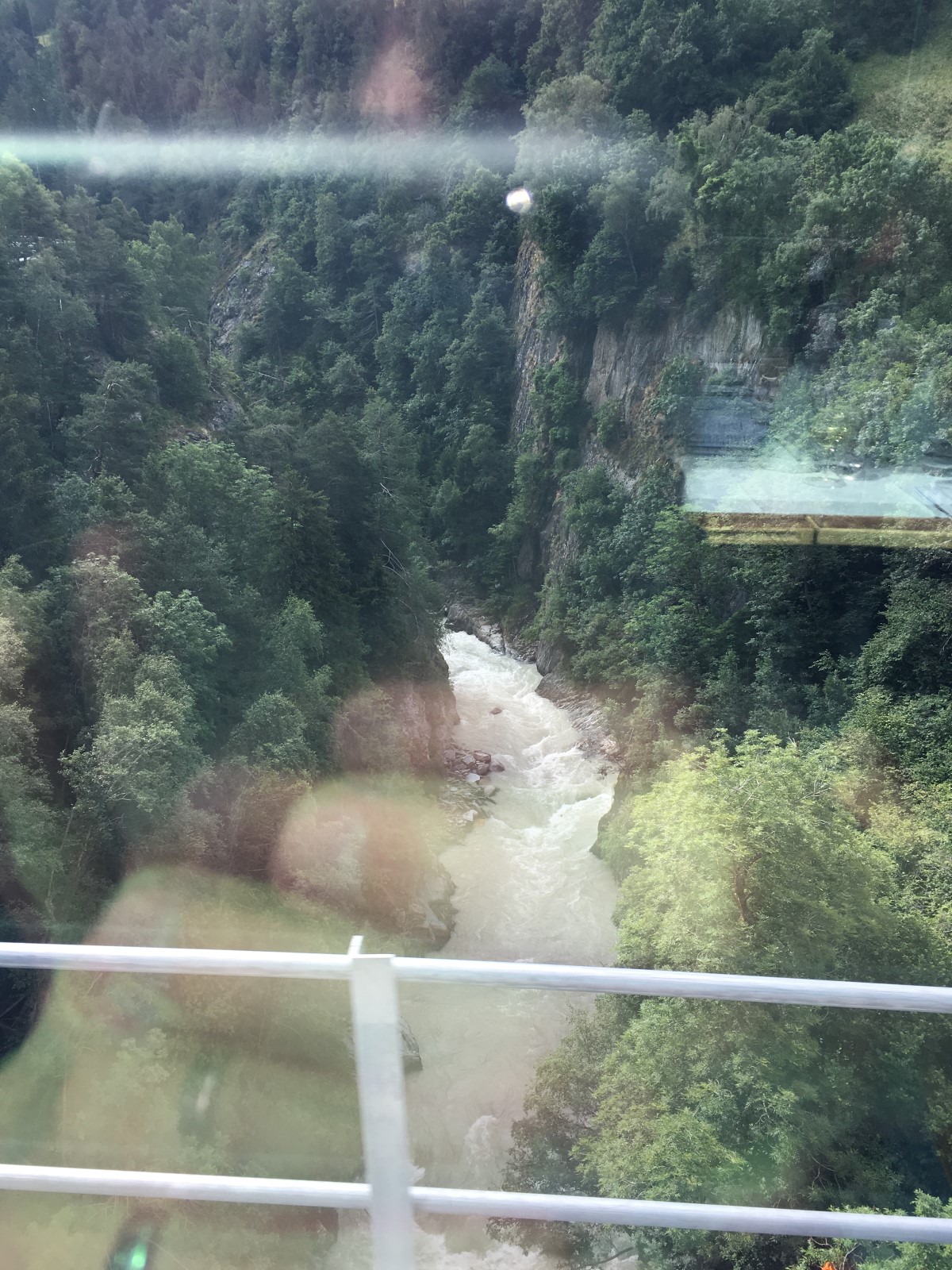 "بالصور" جولة مع قطار جلاسير إكسبريس عبر جبال اﻷلب السويسرية 10