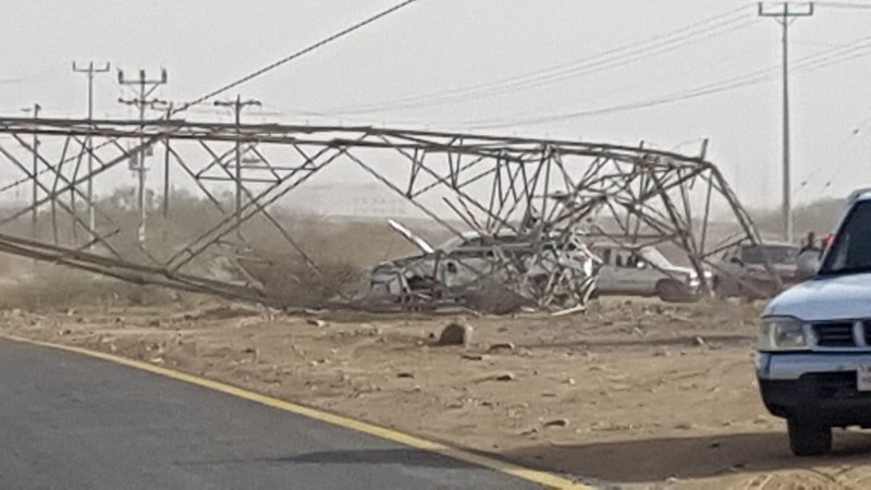 “بالصور” تصادم يسقط برج للكهرباء في محافظة القنفدة