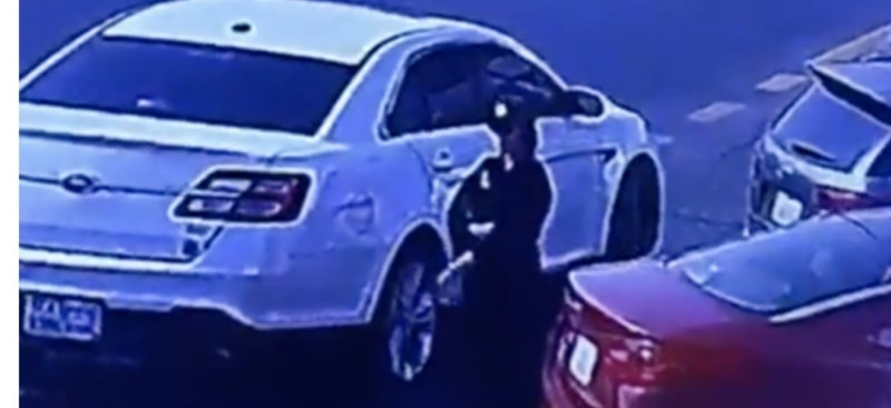 “بالفيديو” فتاة بالدمام تسرق سيارة تركها صاحبها في وضع التشغيل