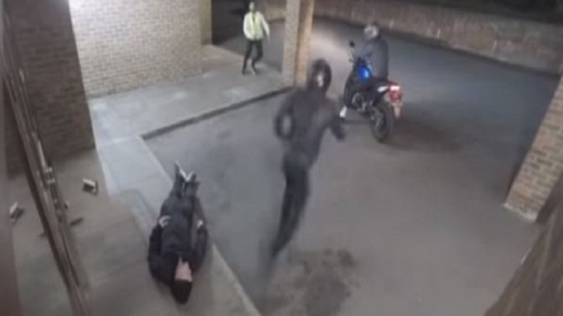 “بالفيديو” لص على دراجة نارية يُفقد معاونه الوعي أثناء قيامهما بالسرقة
