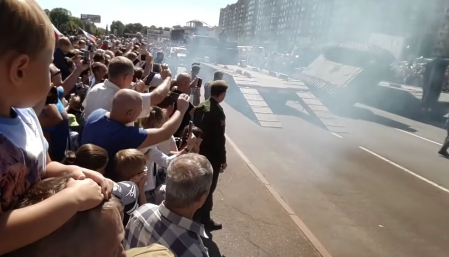 “بالفيديو” انقلاب دبابة روسية أثناء مشاركتها في عرض عسكري