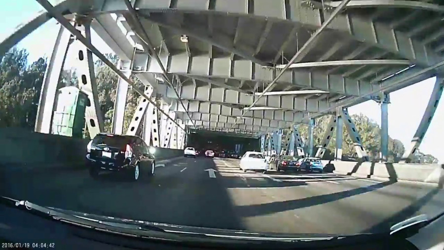 “بالفيديو” لحظة اصطدام سيارة بحاجز الطريق وانقلابها