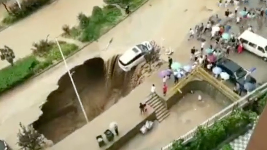 “بالفيديو” مارة يحاولون إنقاذ سيارة قبل وقوعها بحفرة في الصين
