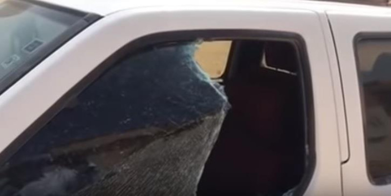 “بالفيديو” تخريب سيارة لمواطن وسرقة محتوياتها بمدينة حفر الباطن