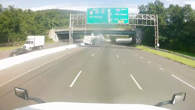 “بالفيديو” فقدان السيطرة على شاحنة وانقلابها بطريق سريع بولاية نيوجيرسي