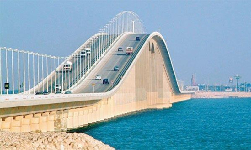 مرور السيارات عكس السير بجسر الملك فهد لا يعدُّ مخالفة 1