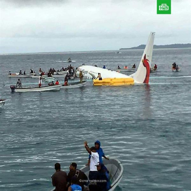 “بالصور والفيديو” سقوط طائرة في المحيط الهادي ونجاة جميع الركاب